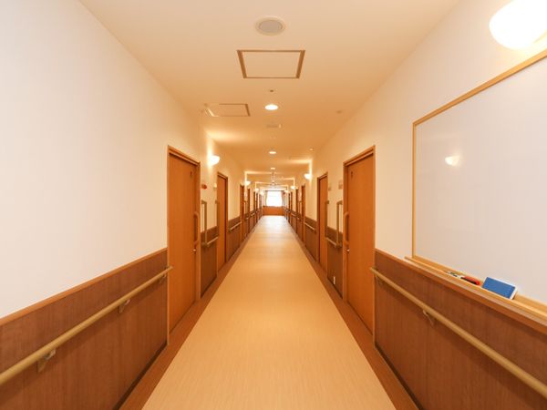 明るい施設の廊下