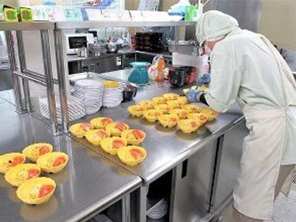 清潔なキッチンとスタッフ