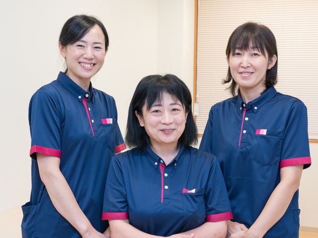 桜前の施設外観 職員30名体制で安心のサポート体制 桜が咲き誇る施設外の眺め。季節の移ろいを感じながらのびのびと働ける環境です。