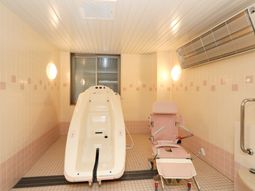 清潔感溢れる明るい浴室
