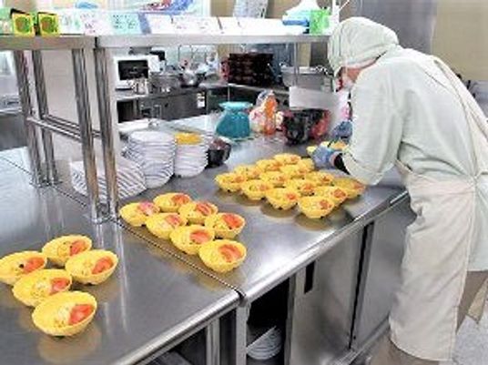 調理スタッフと食事準備