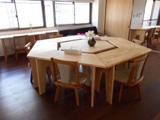 木製テーブルの食堂  