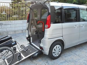 車いす対応の送迎車外観  