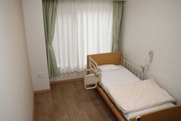 明るい居室のベッド