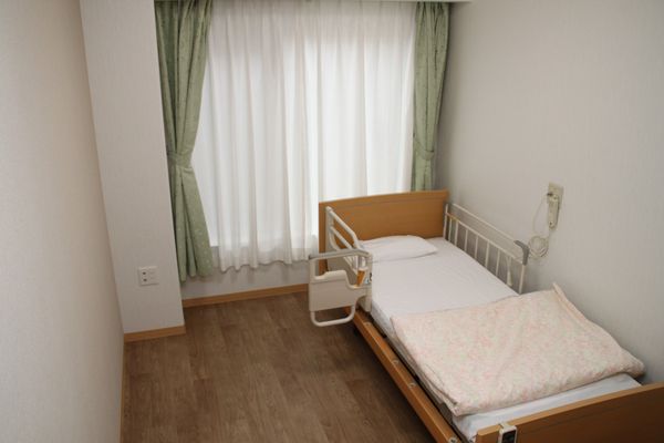 明るい居室のベッド
