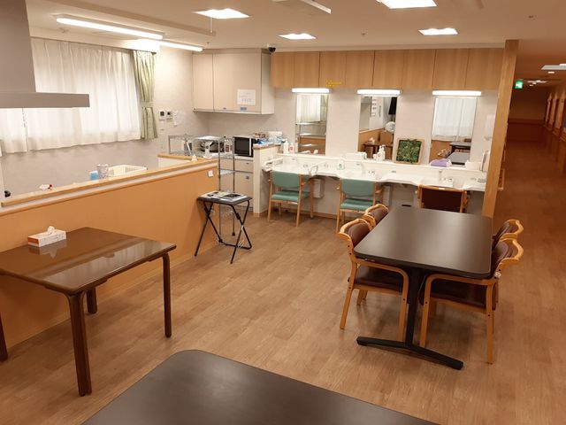 明るい食堂の一角 食堂 清潔感あふれる食堂で、心地よい食事の時間をサポートしてくださる方を求めています。