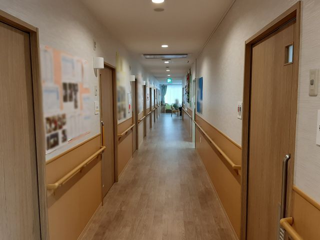 廊下の清潔感ある一角 廊下 清潔で明るい通路は、働くスタッフの動線もスムーズで、心地よい職場環境を実感できます。