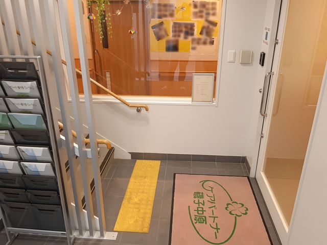 働きやすいエントランス エントランス 安全配慮の手すりがあるエントランス。快適な勤務環境の一端をご覧ください。