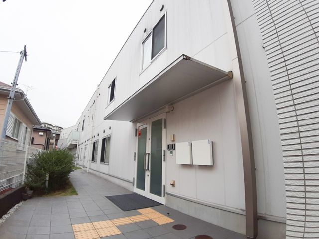 スタイリッシュなエントランス エントランス 清潔で広々としたエントランスがあなたを歓迎。心地よい職場環境がここにあります。