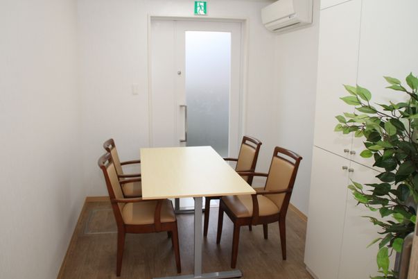 明るい居室の食卓