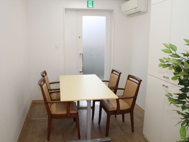明るい居室の食卓 居室 温かな雰囲気の中で、入居者様の食事のお世話をするやりがいのある職場です。