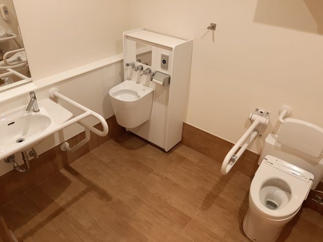手すり完備の綺麗なトイレ トイレ 清潔感あふれるトイレで、ご入居者の安全と快適さを守るお手伝いができます。