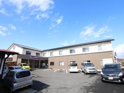 施設の外観と駐車場