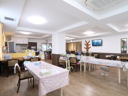 明るい食堂の一角