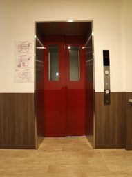 赤い扉の洗練されたエレベーター