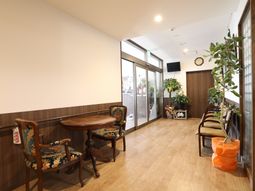 暖かみのある待合スペース