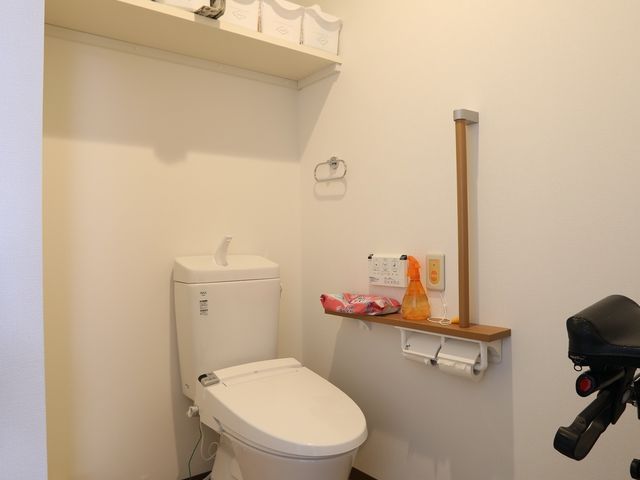 手すり付きトイレスペース トイレ 安全に配慮され手すりが備えられた清潔なトイレ空間。車椅子や歩行器をお使いの方でも安心してご利用頂ける設計です。