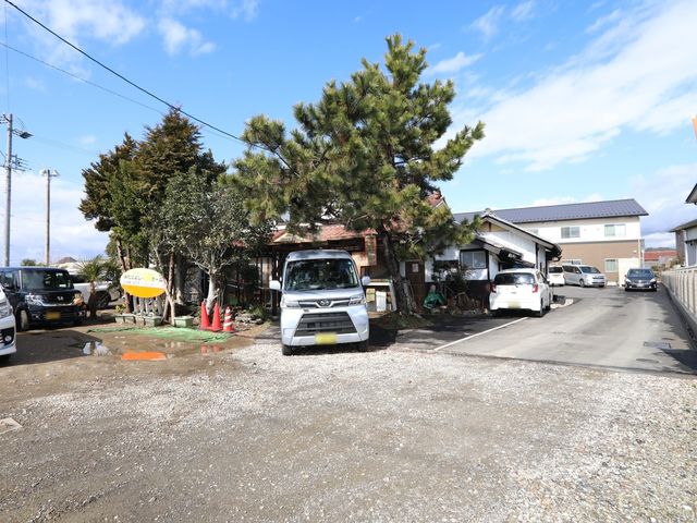 自然あふれる施設外観 駐車場 緑豊かな環境の中にあり、のどかな雰囲気が感じられる外観です。車がすんなり駐車できる広々とした敷地も魅力の一つです。