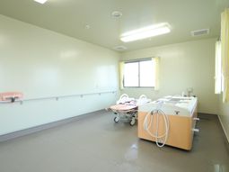 明るい浴室設備