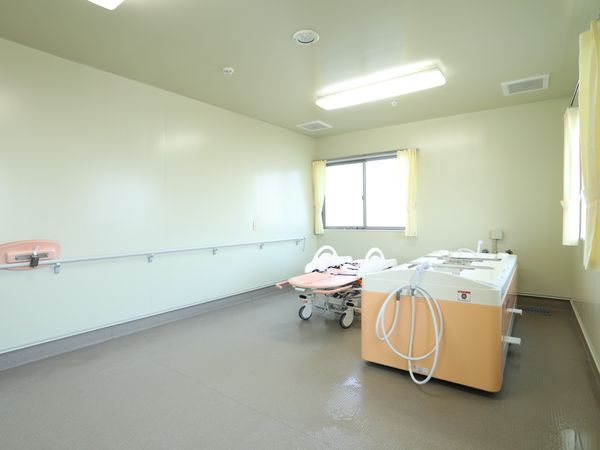 明るい浴室設備