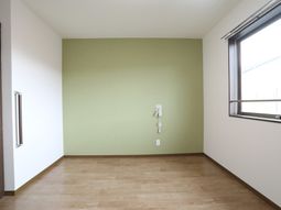 緑の壁が印象的な空間