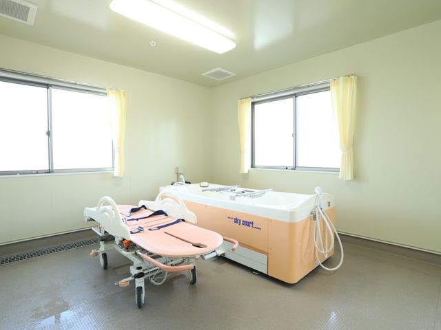 明るい清潔な浴室 浴室 広々とした浴室です。安全かつ快適にご利用いただける設備が整っております。