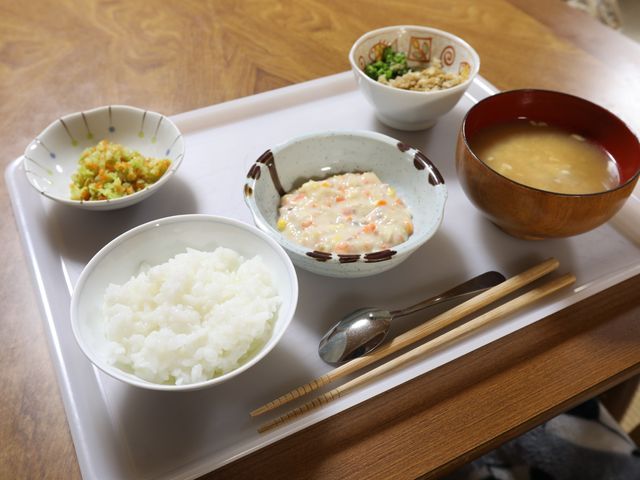 栄養満点の食事風景 食事 手作りの温かい食事が並ぶ、家庭的な雰囲気が伝わる空間です。バランスの良いメニューで、ご利用者の健康をサポートいたします。