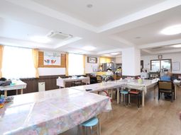 広々とした明るい食堂