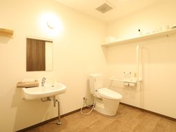 明るく清潔なトイレ空間