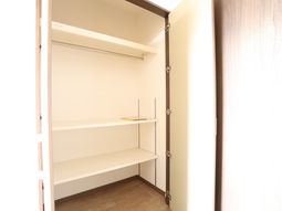 シンプルなクローゼット空間