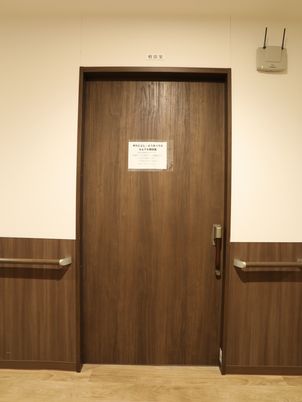 清潔な木目調の廊下