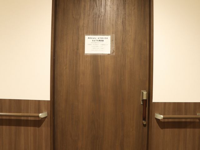 清潔な木目調の廊下 通路 シンプルで落ち着いた雰囲気の廊下は、清掃が行き届いており、作業に集中できる環境が整っています。