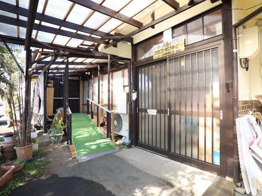 エントランスの明るい外観
