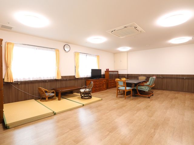 和室に設えられた居室 談話室 落ち着いた雰囲気の和室は、床の間も備えており、心安らぐ空間で日々の暮らしをお過ごしいただけます。