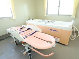 特殊浴槽とベッドの設備