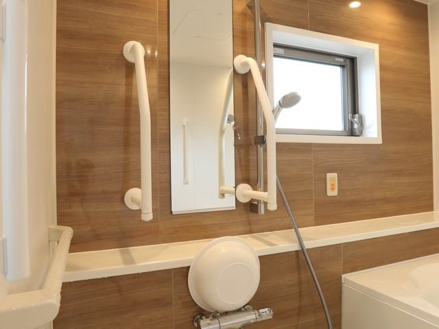 バリアフリーのトイレ空間 浴室 手すりが完備された清潔なトイレは、日々の快適な暮らしをサポートします。安全性を考慮した使いやすい設計です。