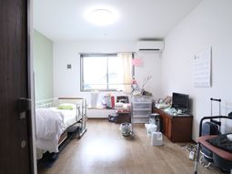 明るい居室の様子