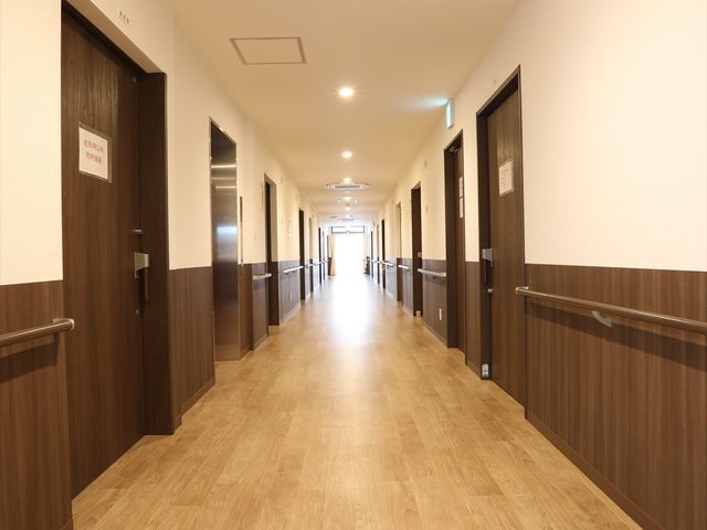 清潔感のある廊下 通路 広々とした明るい廊下は、来訪者を歓迎する心地よい空間を演出しています。清潔で整った環境は、働くスタッフの気持ちも前向きに保ちます。