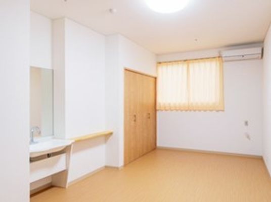 洋室のシンプルな居室