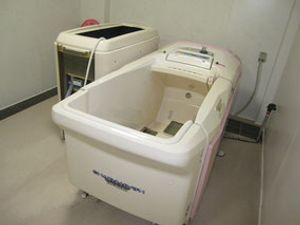介護用の設備が整った浴室