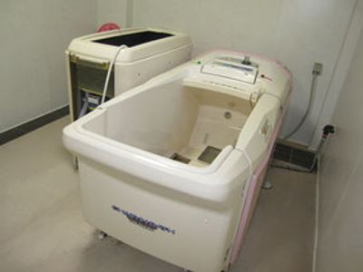 介護用の設備が整った浴室