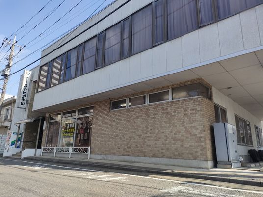 落ち着いた外観の建物