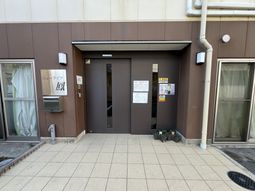 広い玄関の外観