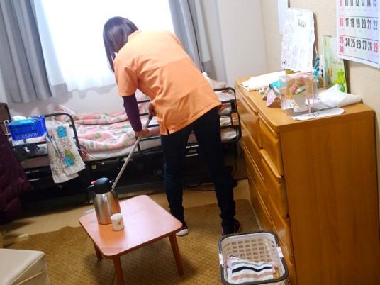 掃除中の居室  