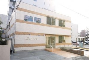 明るい建物の外観