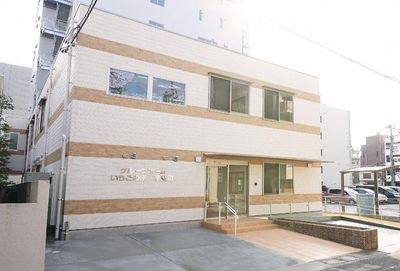 明るい建物の外観