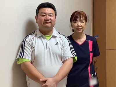 笑顔のスタッフ二人室内