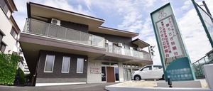 車のある落ち着いた外観