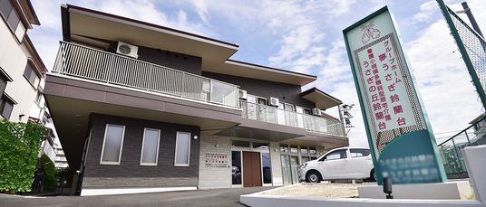 車のある落ち着いた外観