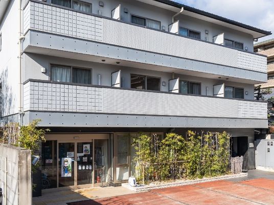 白い建物のエントランス